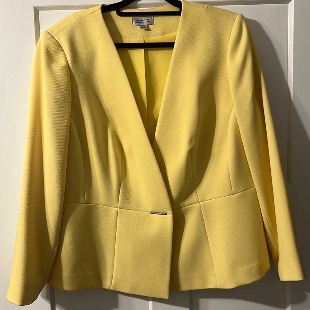 Tahari 16W suit jacket 3/4 length sleeve.